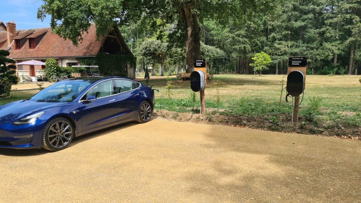 Tesla Model 3 ładuje się dzięki Porsche Destination Charging