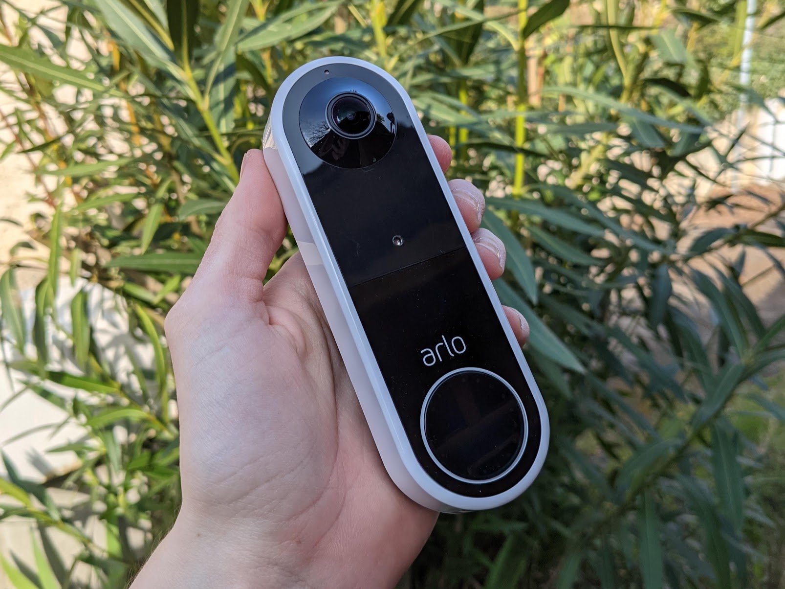 Test de l'Arlo Essential Wire-Free Video Doorbell : la sonnette connectée  rêvée pour les nuls en bricolage