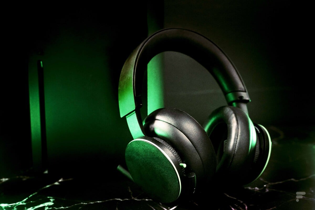 The price of the official Xbox wireless headset becomes much more accessible today