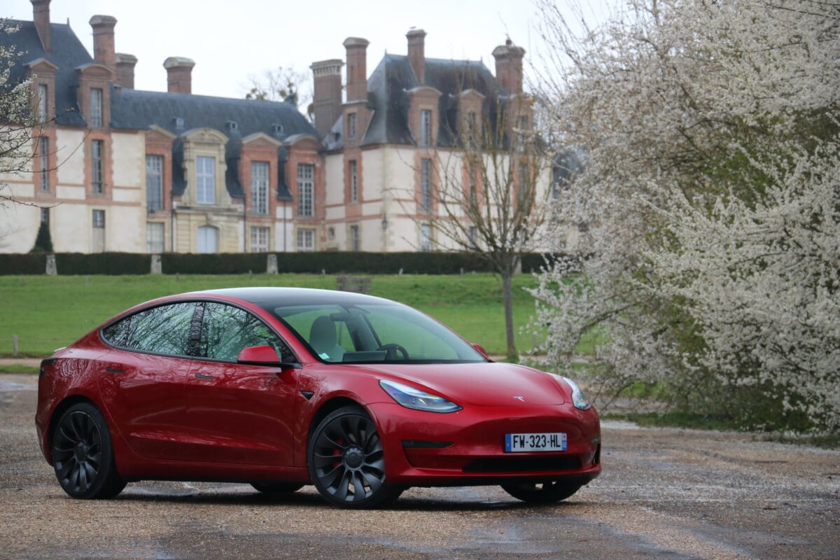 BMW i4 vs Tesla Model 3 : laquelle est la meilleure voiture électrique ?