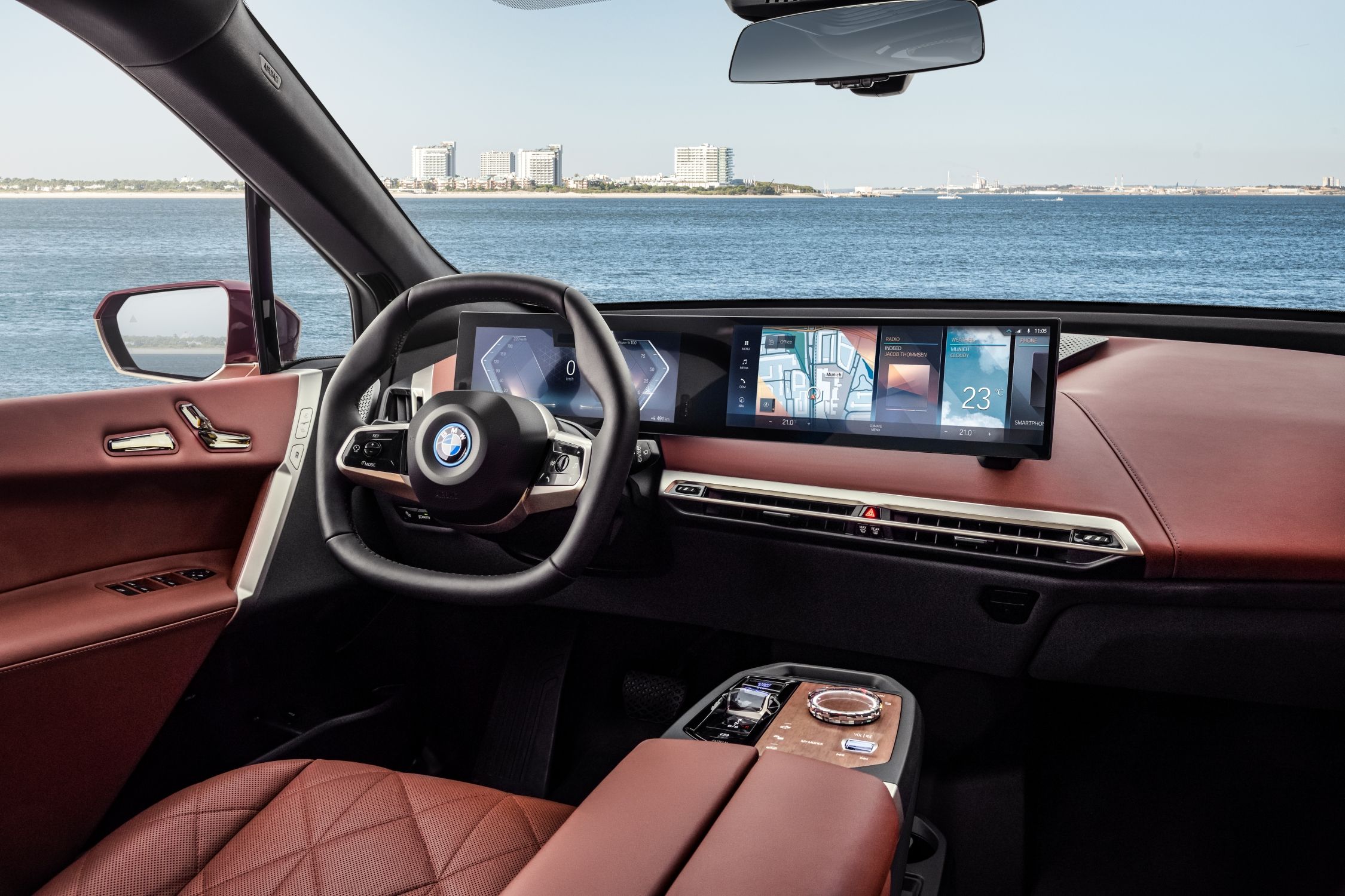 BMW iDrive : la nouvelle interface se loge dans un large écran incurvé et  introduit plein de nouveautés