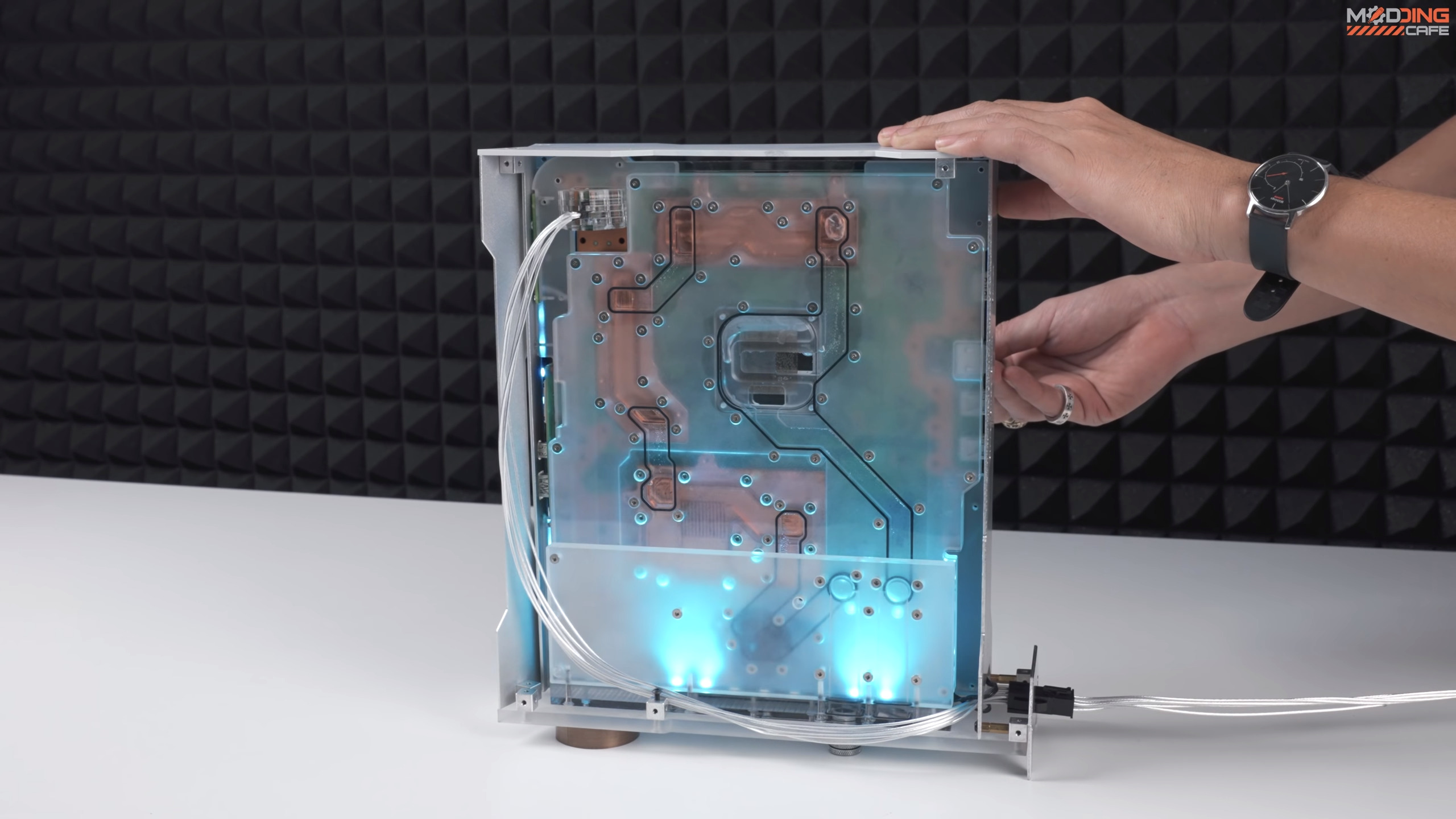 Ils ont créé une PS5 refroidie grâce à l'eau : elle est élégante