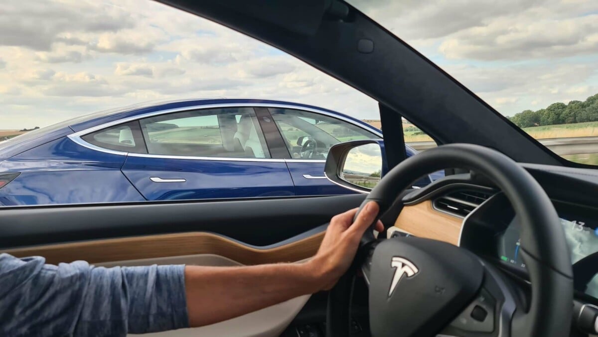 À bord du Tesla Model X sur Autoroute