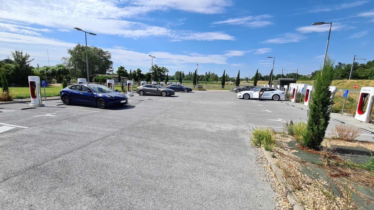 Tesla arrive à Perpignan : la marque d'Elon Musk ouvre son premier centre  dans les PO