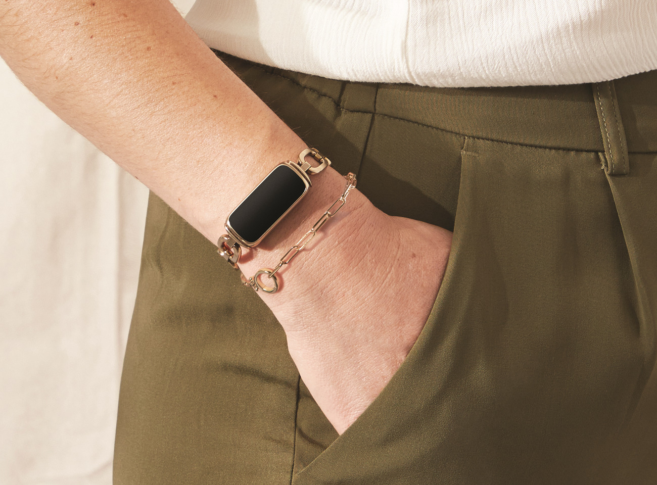 Fitbit Luxe officialisé : un bracelet au design soigné et au suivi de santé  complet