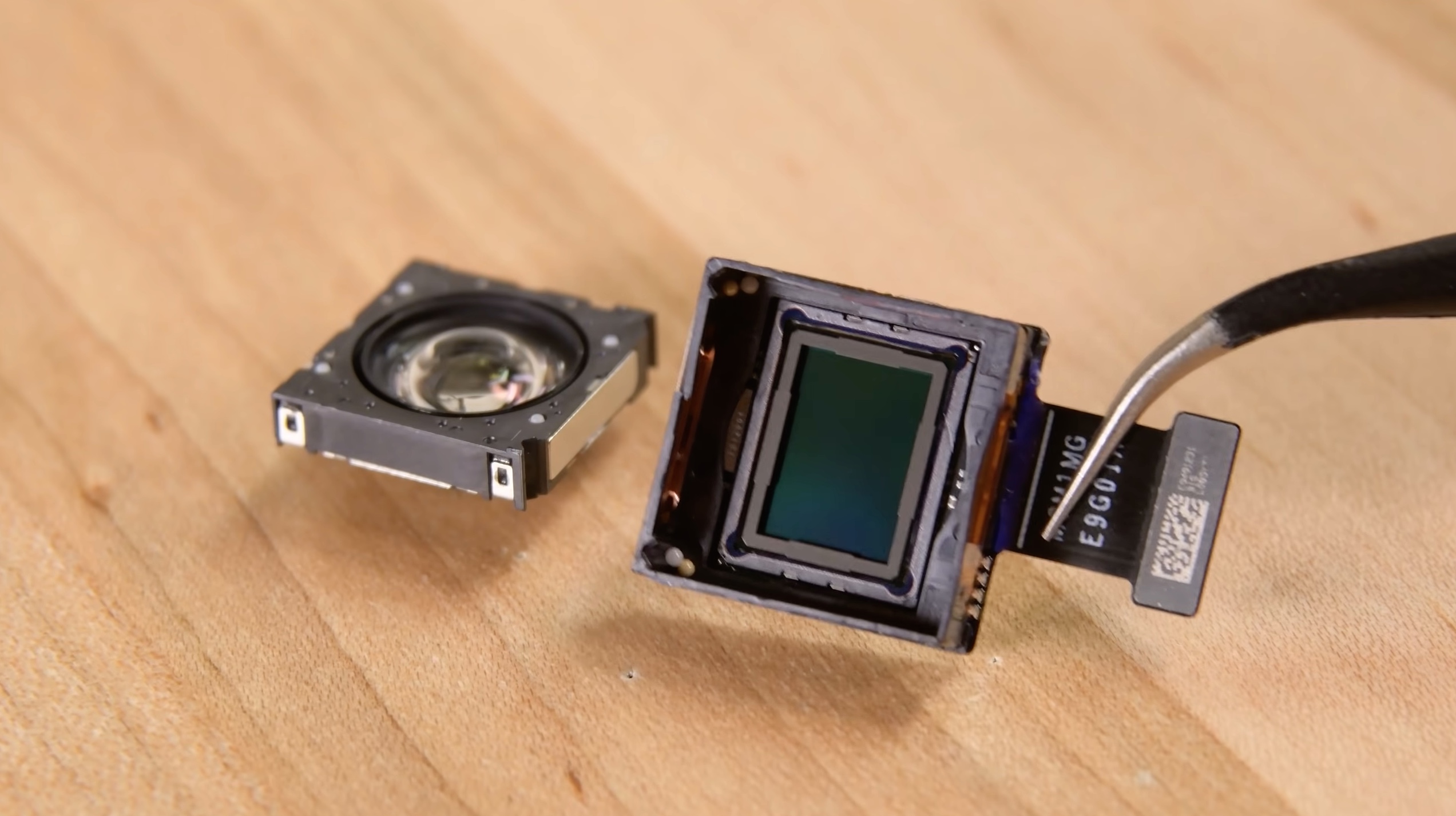 Ici l’un des capteurs photo du OnePlus 9 Pro (à droite) et sa lentille (à gauche), pour illustration