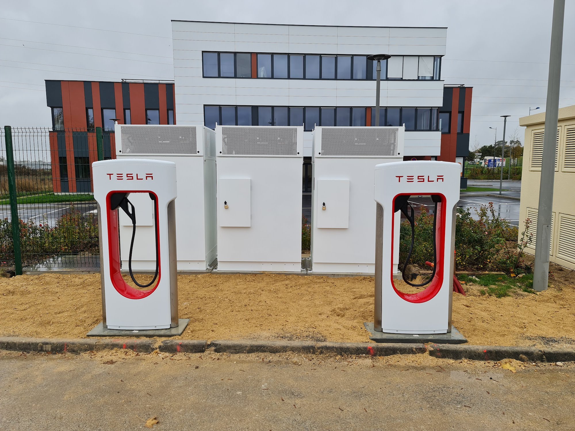Tesla arrive à Perpignan : la marque d'Elon Musk ouvre son premier centre  dans les PO