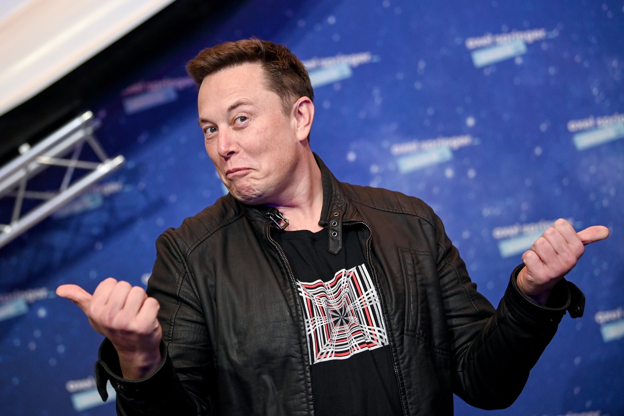 Elon Musk è preoccupato per Tesla, per l’arrivo delle auto elettriche a batteria solida e per il fallimento all’orizzonte di un produttore europeo di biciclette