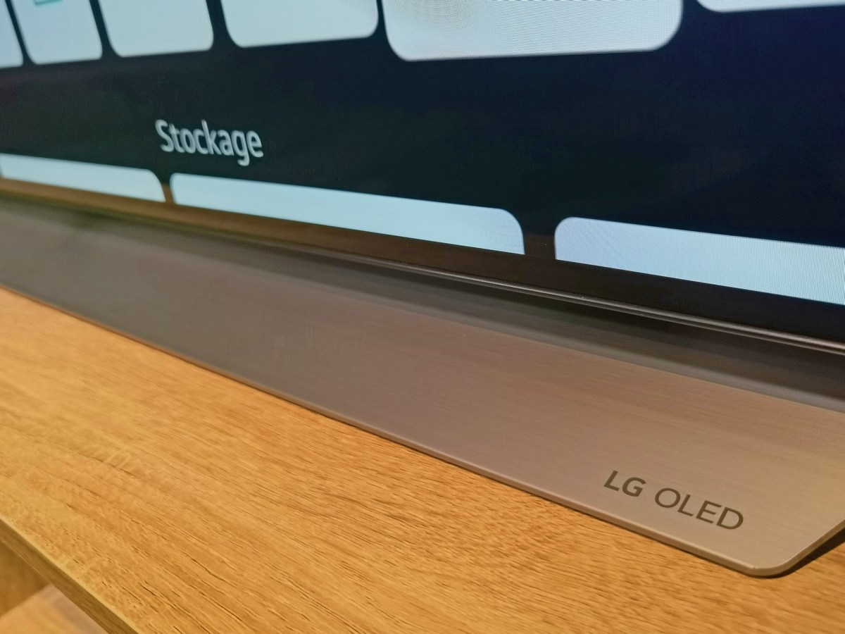 Le pied en aluminium du LG OLED55C1