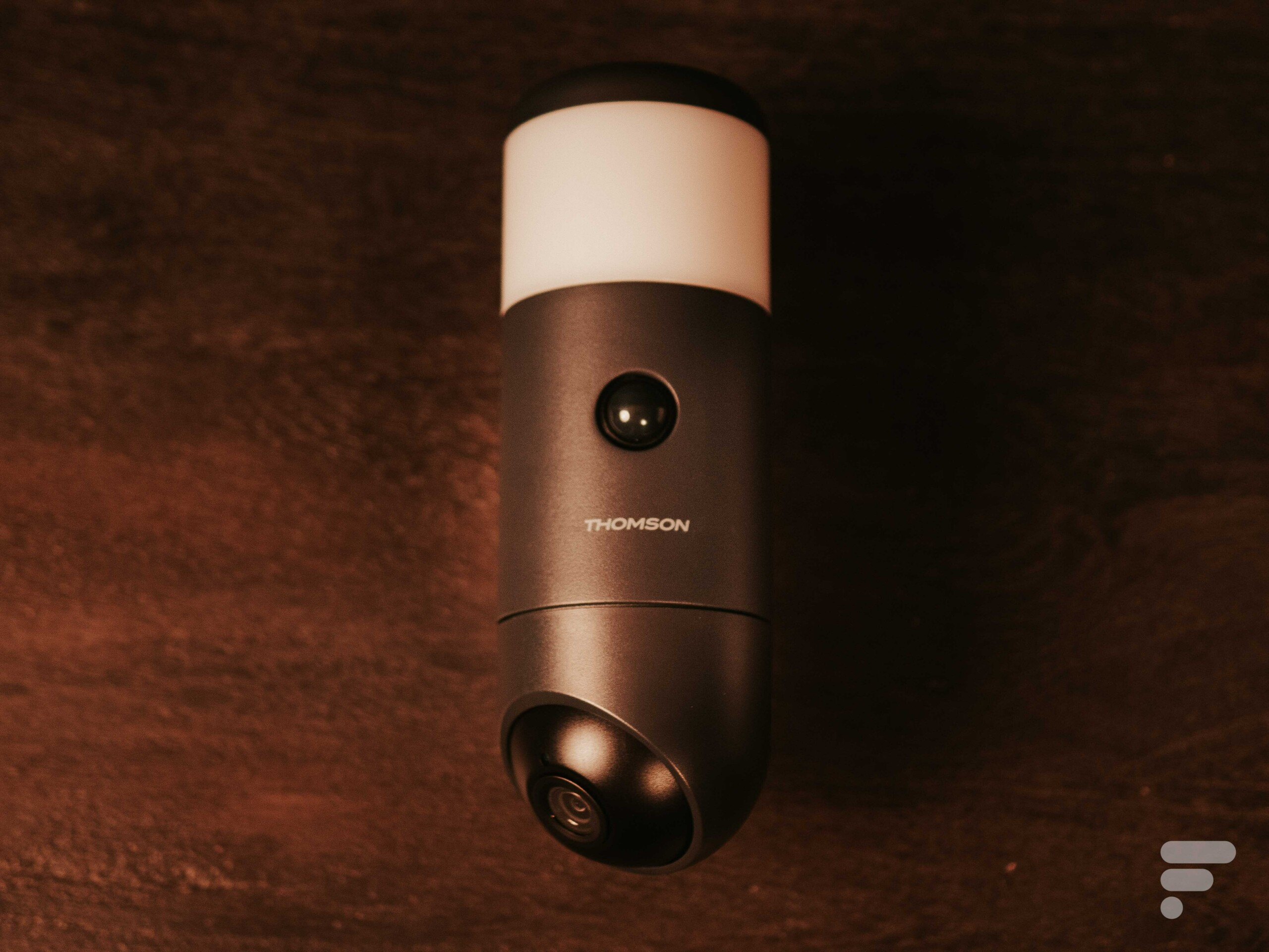 Allier caméra de surveillance et luminaire : voici la bonne idée de la  Thomson Rheita 100