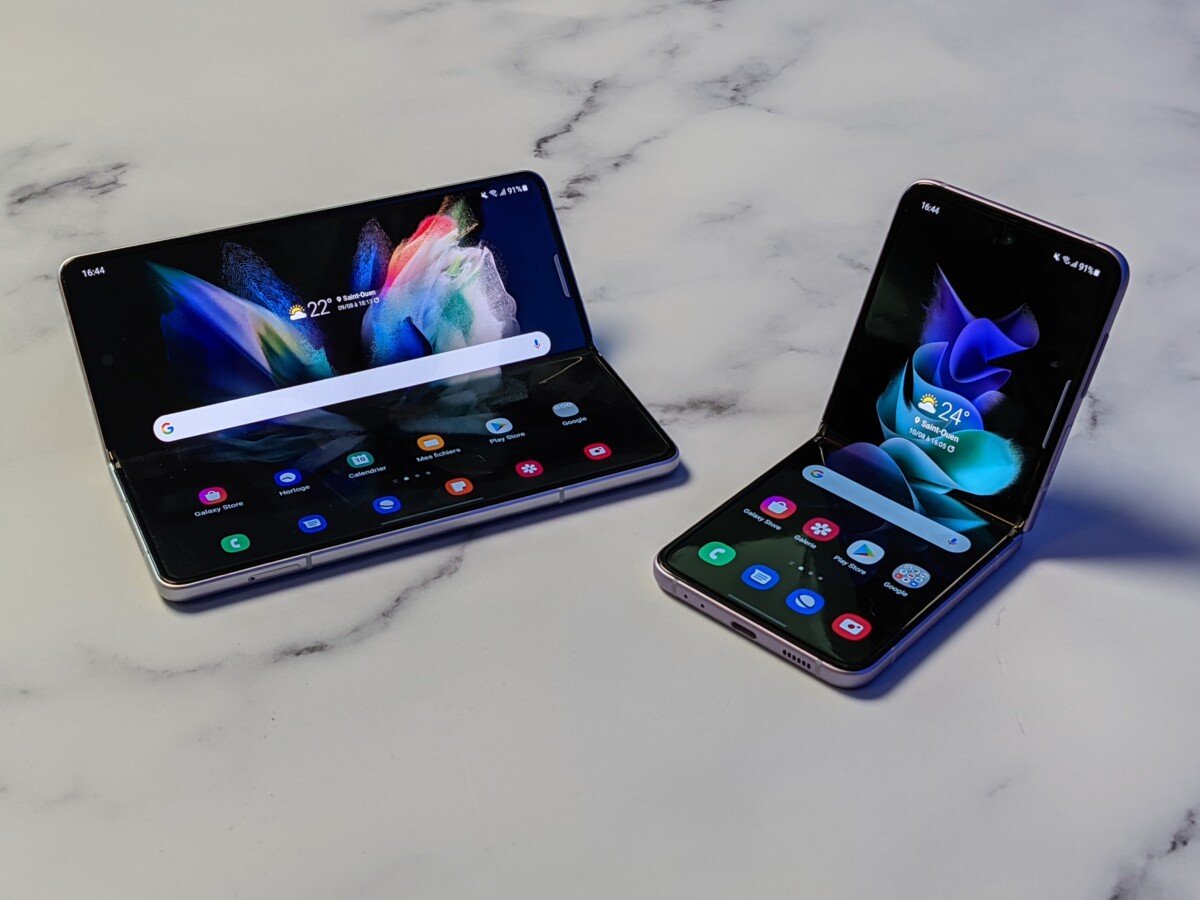 A la izquierda, el Galaxy Z Fold 3, a la derecha, el Galaxy Z Flip 3.