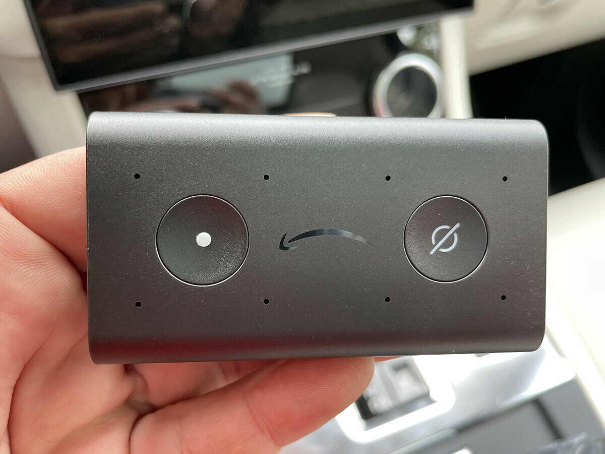 Echo Auto propose deux boutons, l’un pour désactiver le micro, le second pour enclencher une interaction avec Alexa