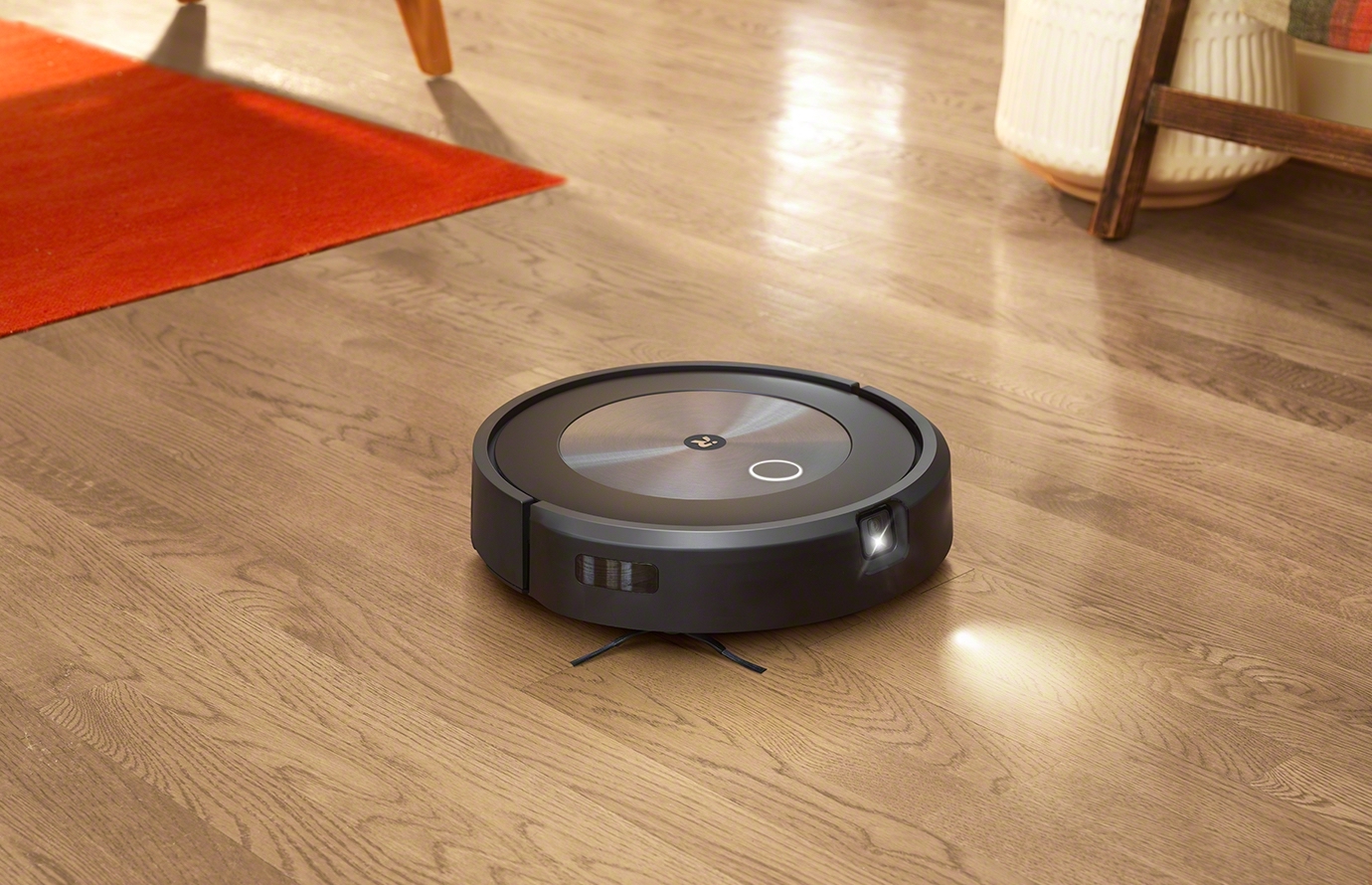 iRobot Roomba j7+ : l'aspirateur robot qui veut s'adapter