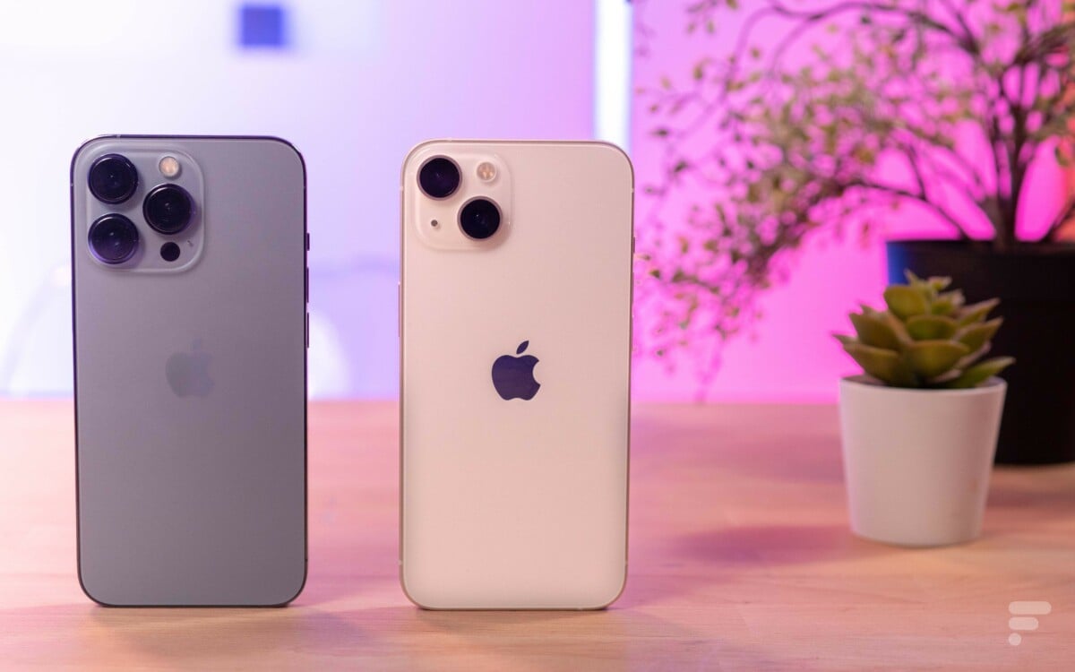 L’iPhone 13 Pro à gauche et l’iPhone 13 à droite