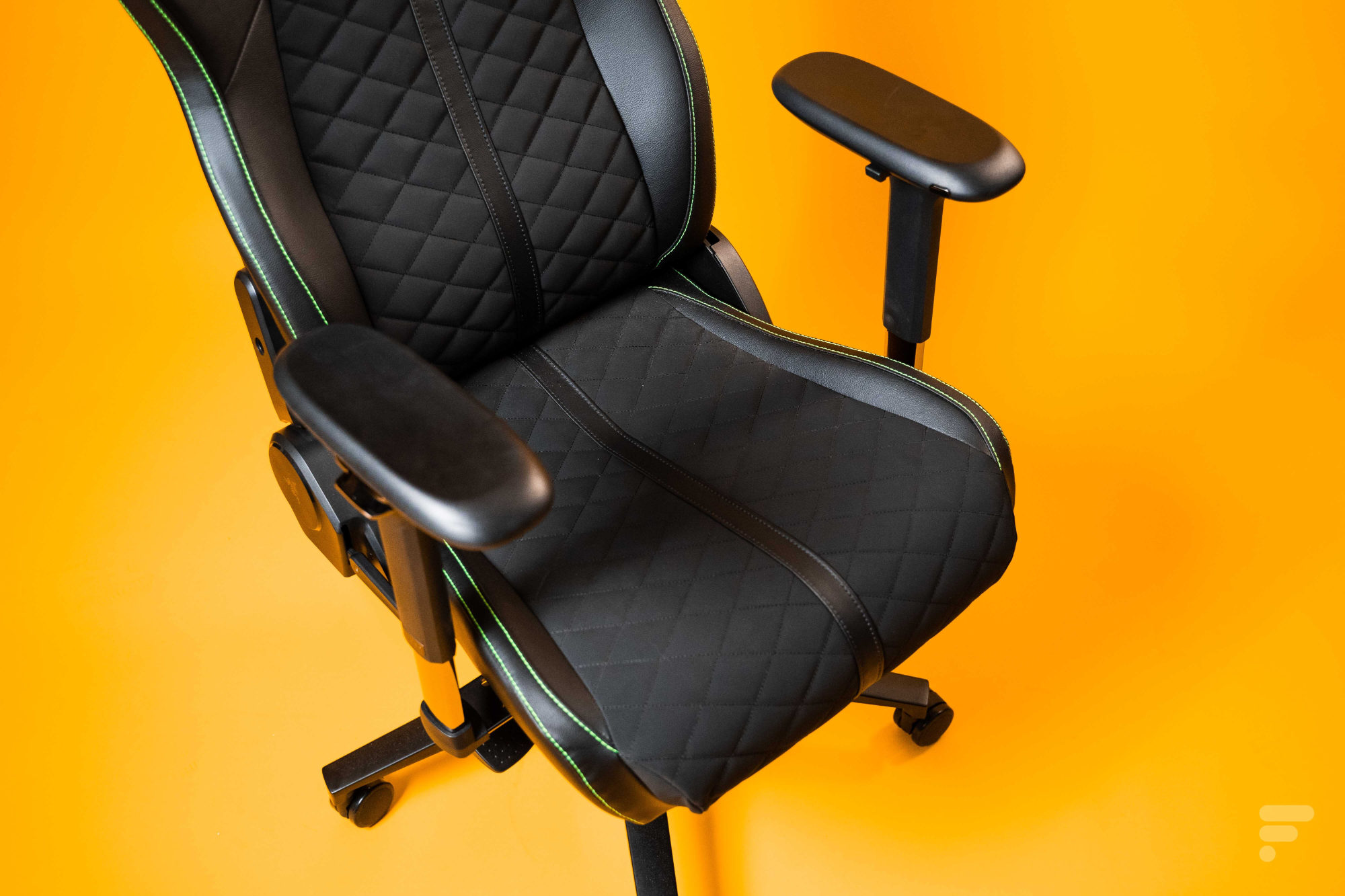 Test de la Razer Enki : une chaise gaming confortable et