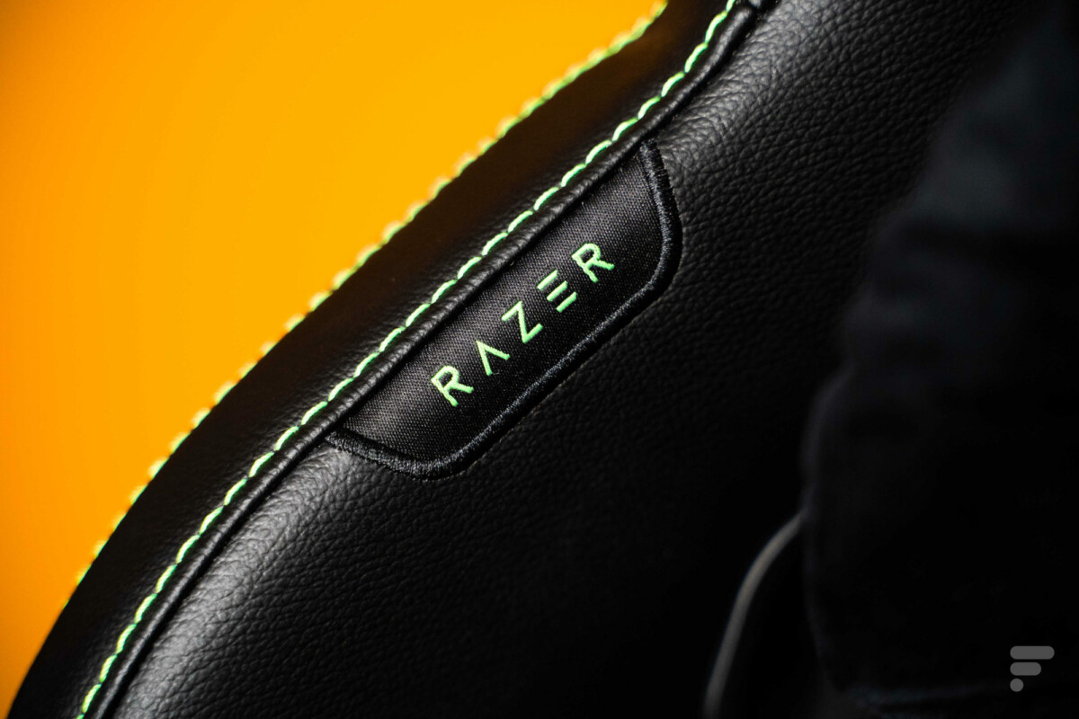 Logo Razer brodé sur le dossier de la chaise Enki