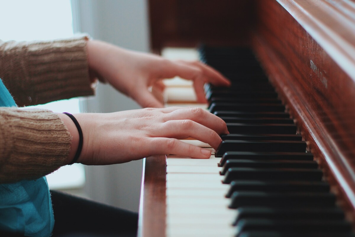 Une personne jouant au piano