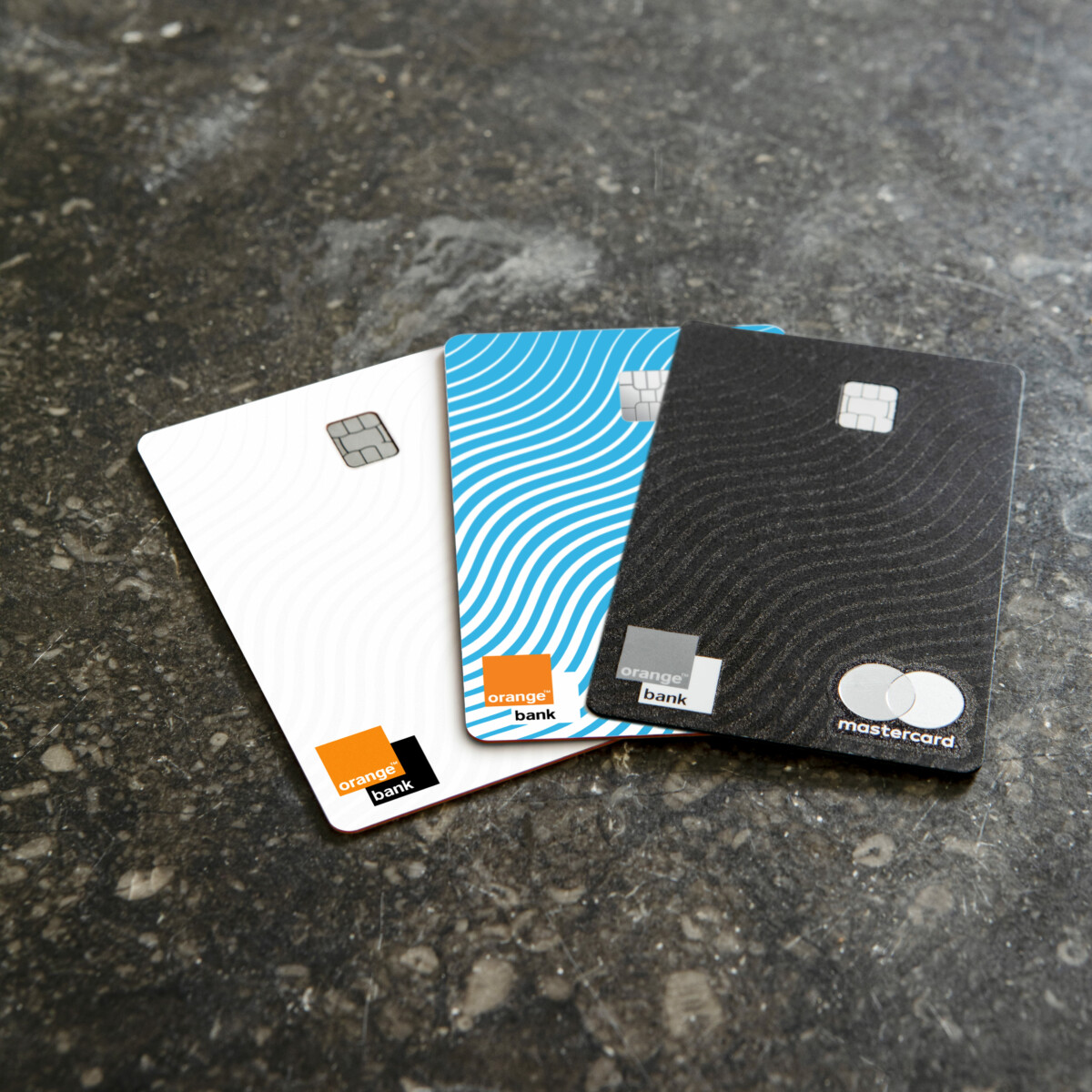 De gauche à droite, les trois cartes bancaires disponibles avec un compte Orange Bank : Standard, Plus (disponible pour les enfants du Pack Premium) et Premium.
