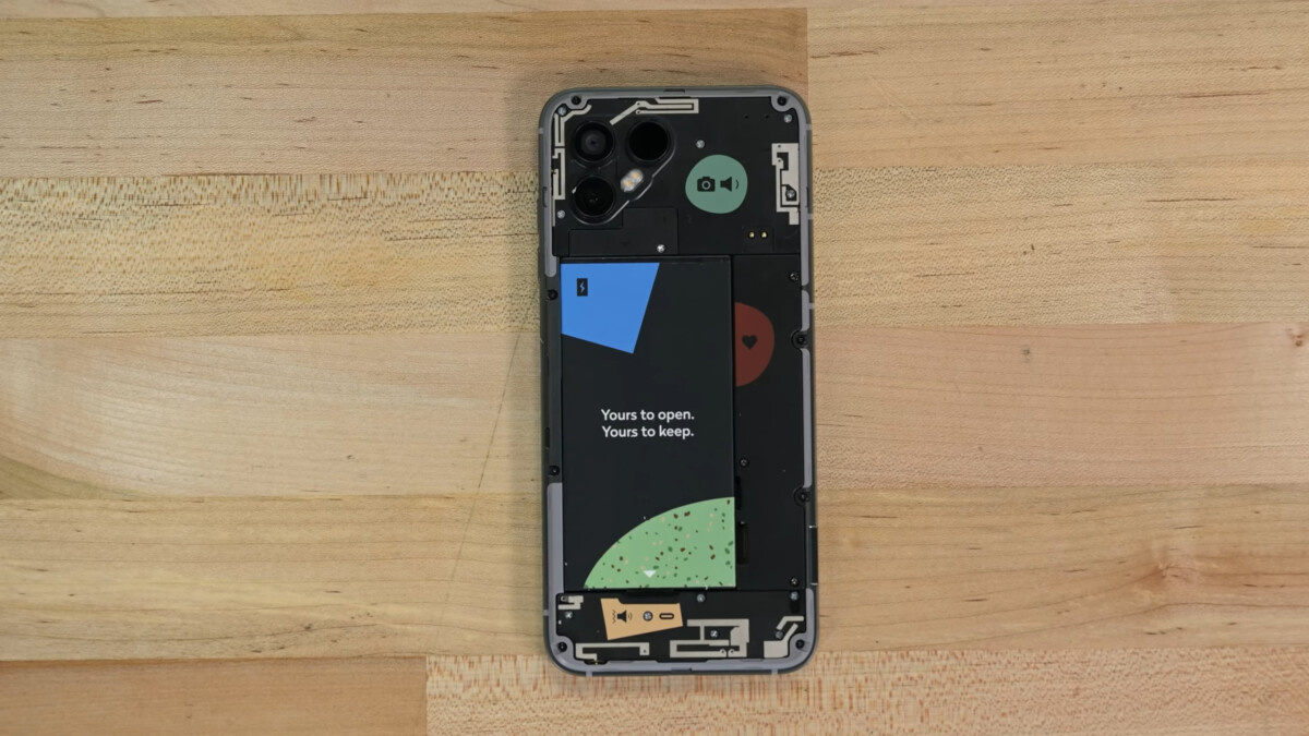 Le FairPhone 4 et sa batterie amovible