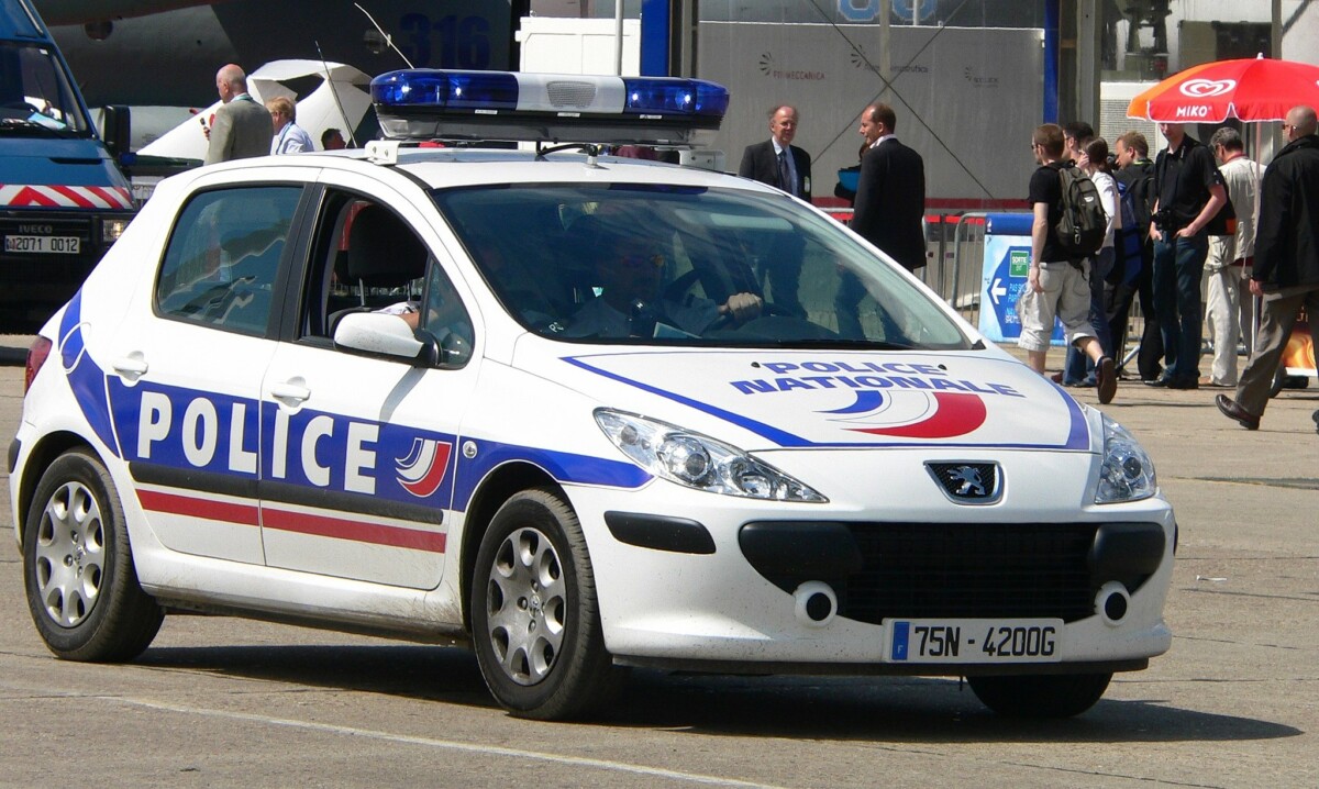 Une voiture de police en France