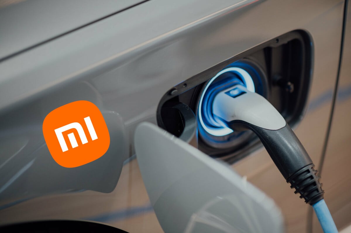 Une voiture électrique avec le logo Xiaomi par dessus.
