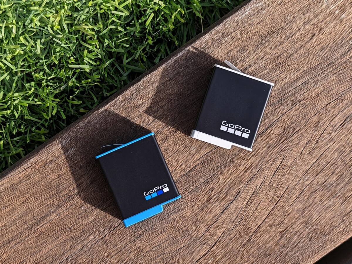 The classic battery in blue, the Enduro battery in white