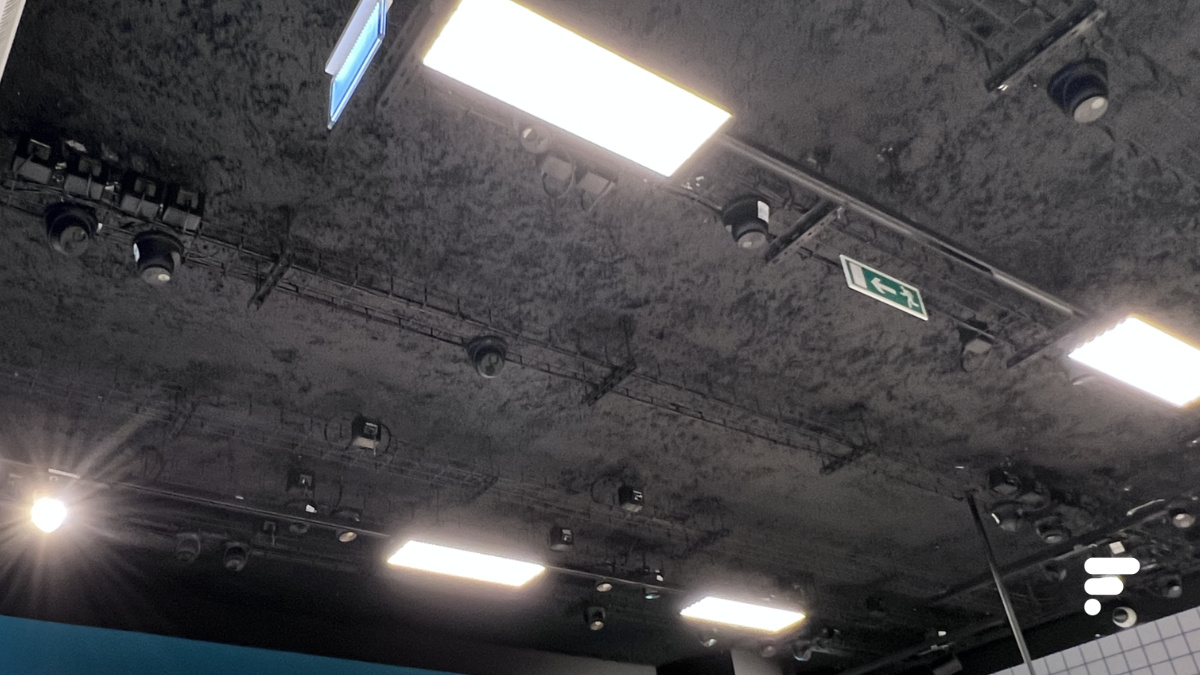 60 caméras HD sont installées au plafond pour identifier les clients