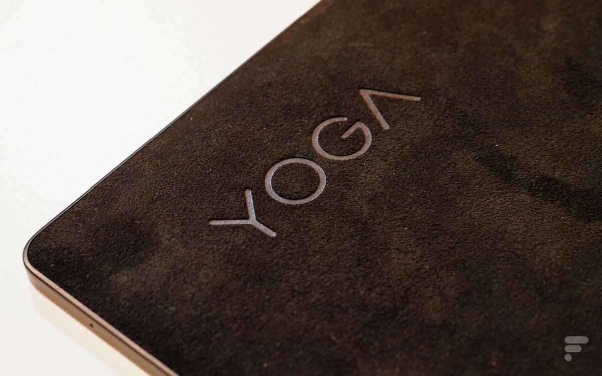 Le revêtement en alcantara au dos de la Yoga Tab 13