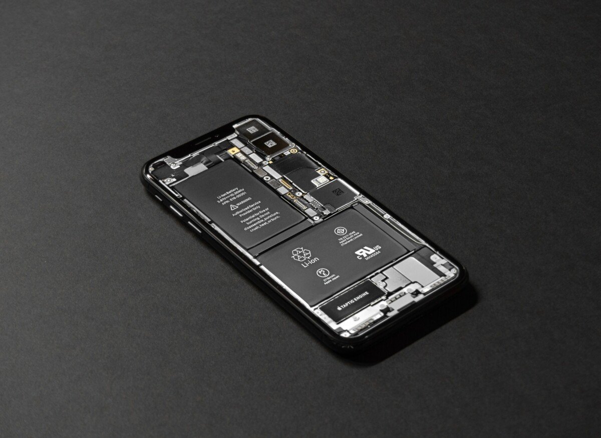 Un iPhone ouvert dont on peut apercevoir notamment la batterie.