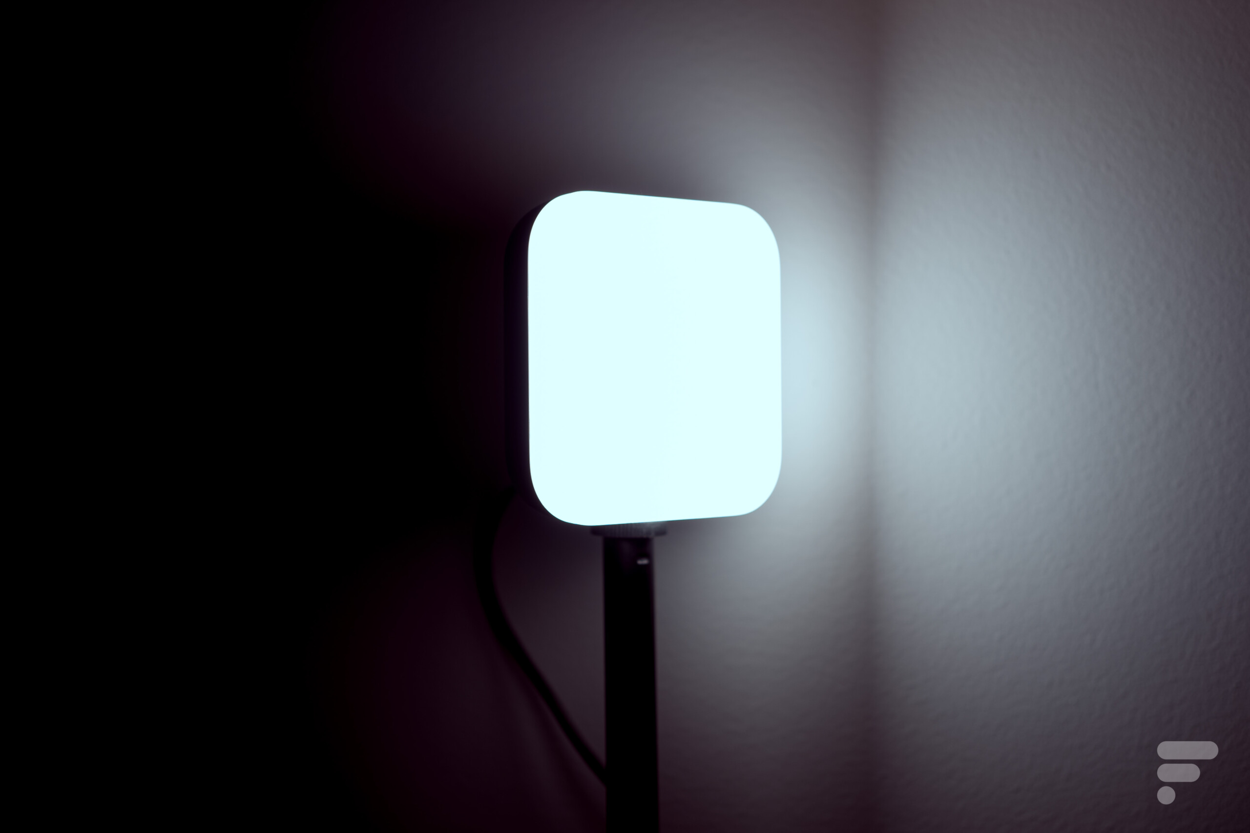 Prise en main Logitech Litra Glow : une lampe de streaming efficace pour  être encore plus beau