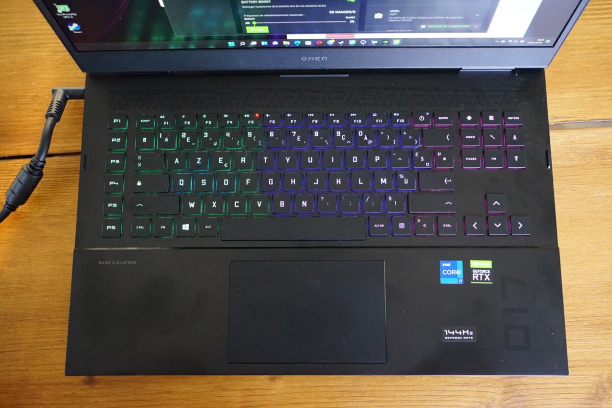 Le clavier RGB et son touchpad
