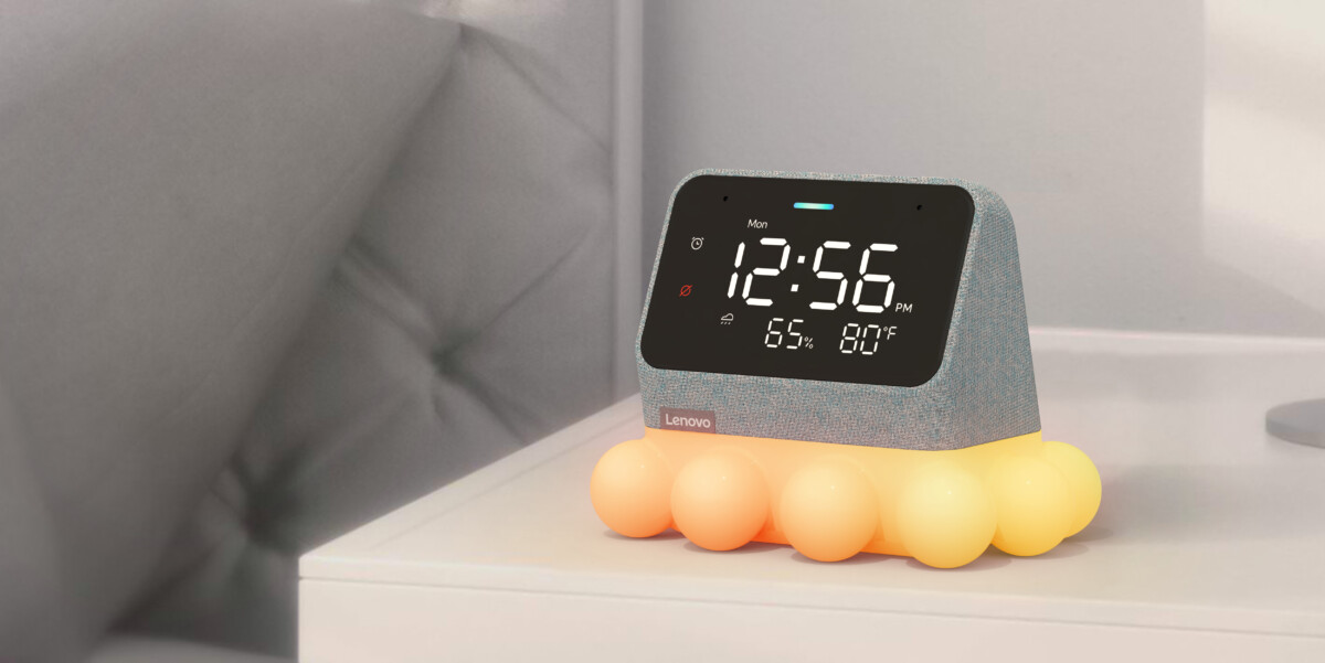 Le Lenovo Smart Clock Essential avec Alexa intégré sur une veilleuse en forme de poulpe