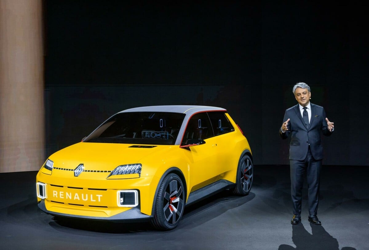 Luca de Meo alongside the 100% electric Renault R5 concept