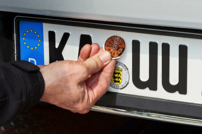 Das fahren. Hauptuntersuchung. Autokennzeichen. Plakette.