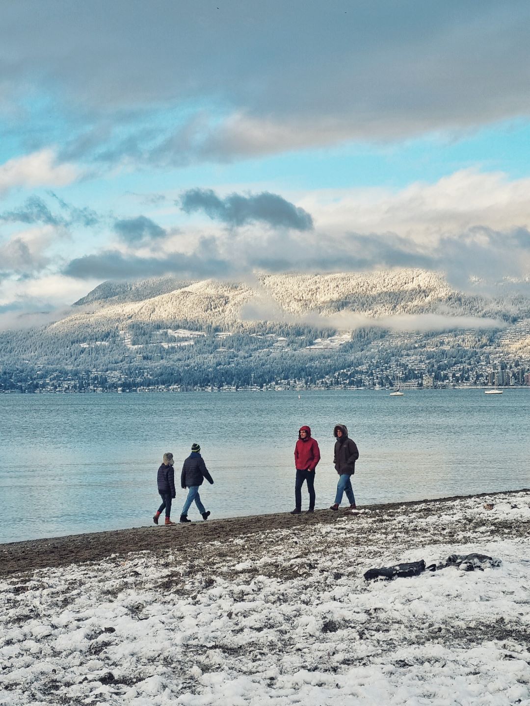 Here, I waited out of the corner of my eye for these two pairs of passers-by to cross paths to achieve a symmetrical effect and bring back a little dynamism to my image.  This is not due to chance, but to a desire for framing which brings us to this final image.