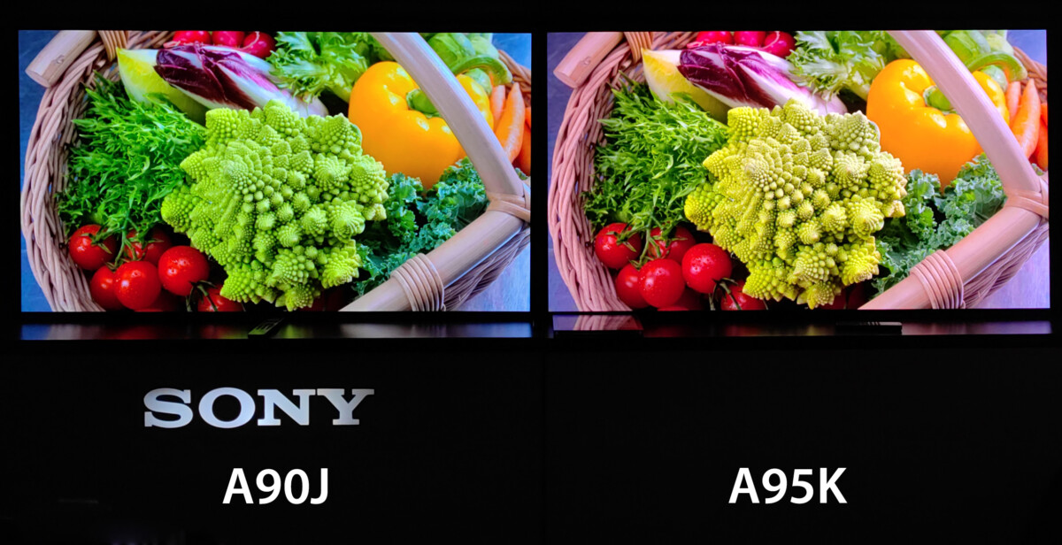 A la izquierda hay un televisor Sony 65A90J (2021), a la derecha hay un televisor Sony 65A95K (2022); tenga en cuenta que la temperatura del color es diferente.