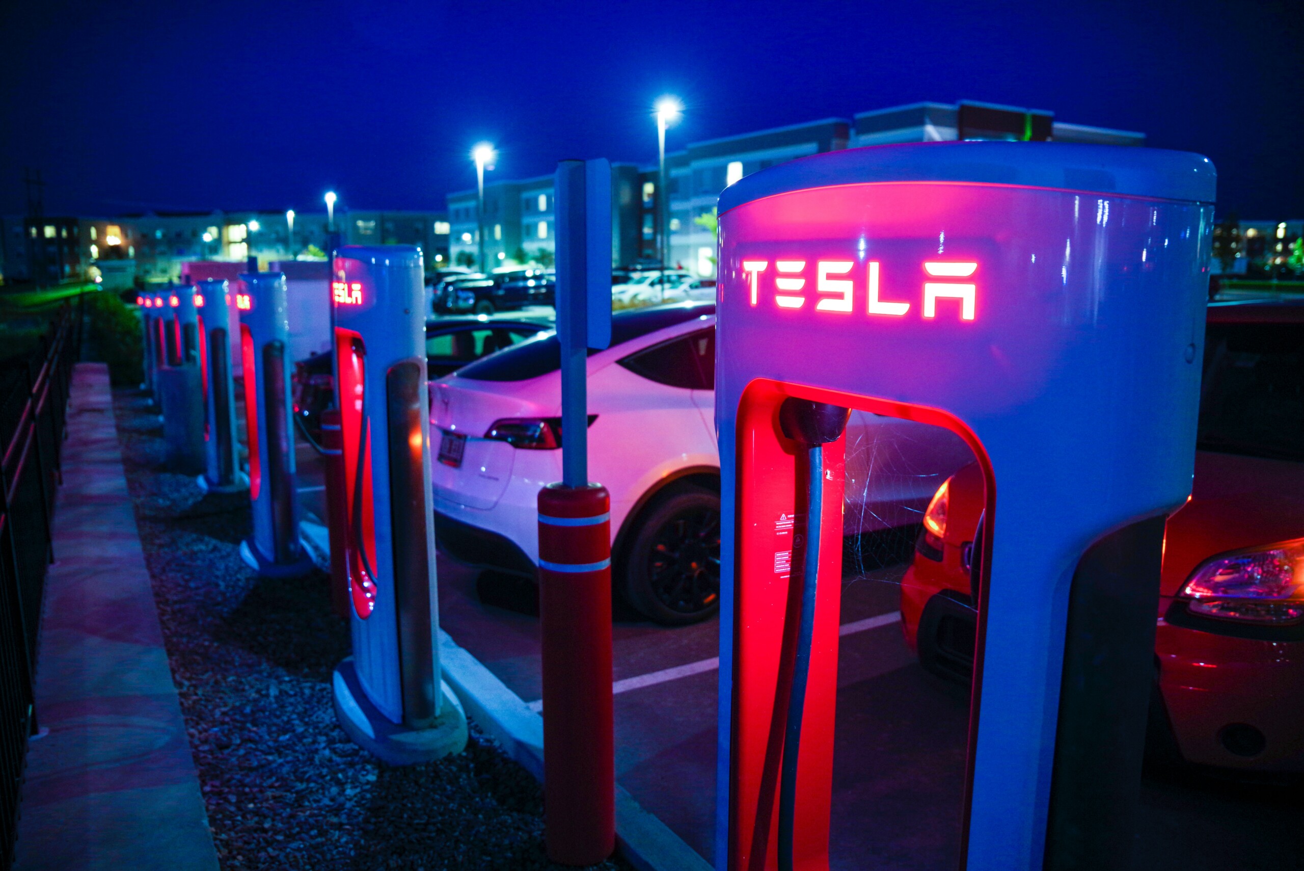 Tesla : les Superchargeurs bientôt ouverts aux autres constructeurs