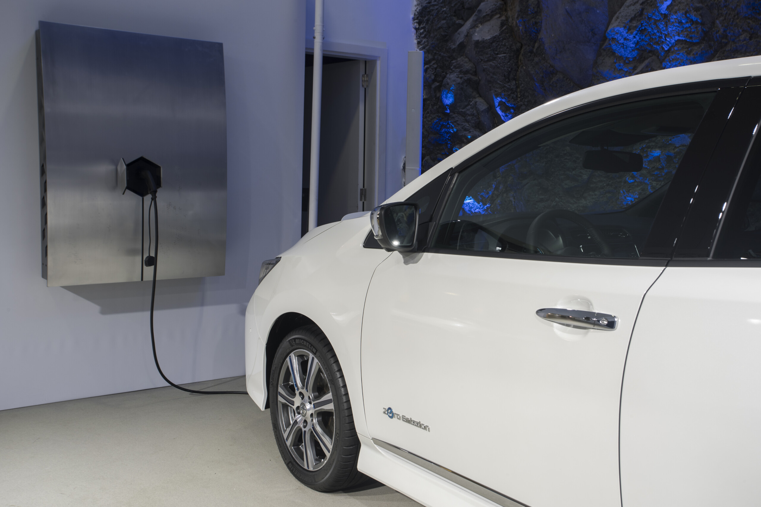 Nissan LEAF — borne de recharge électrique et prise renforcée