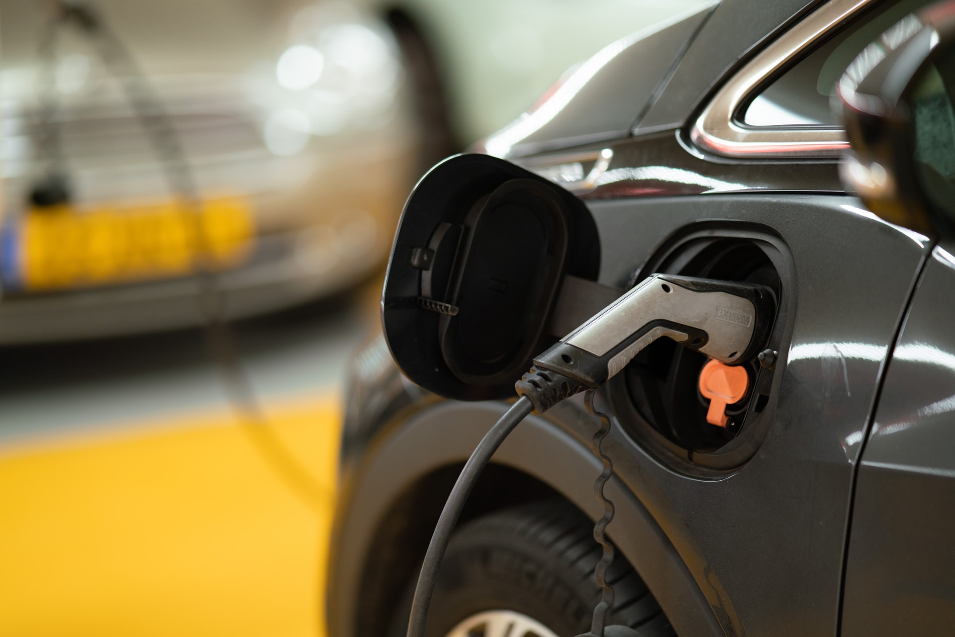 Installer une borne de recharge pour voitures électriques chez soi : mode  d'emploi