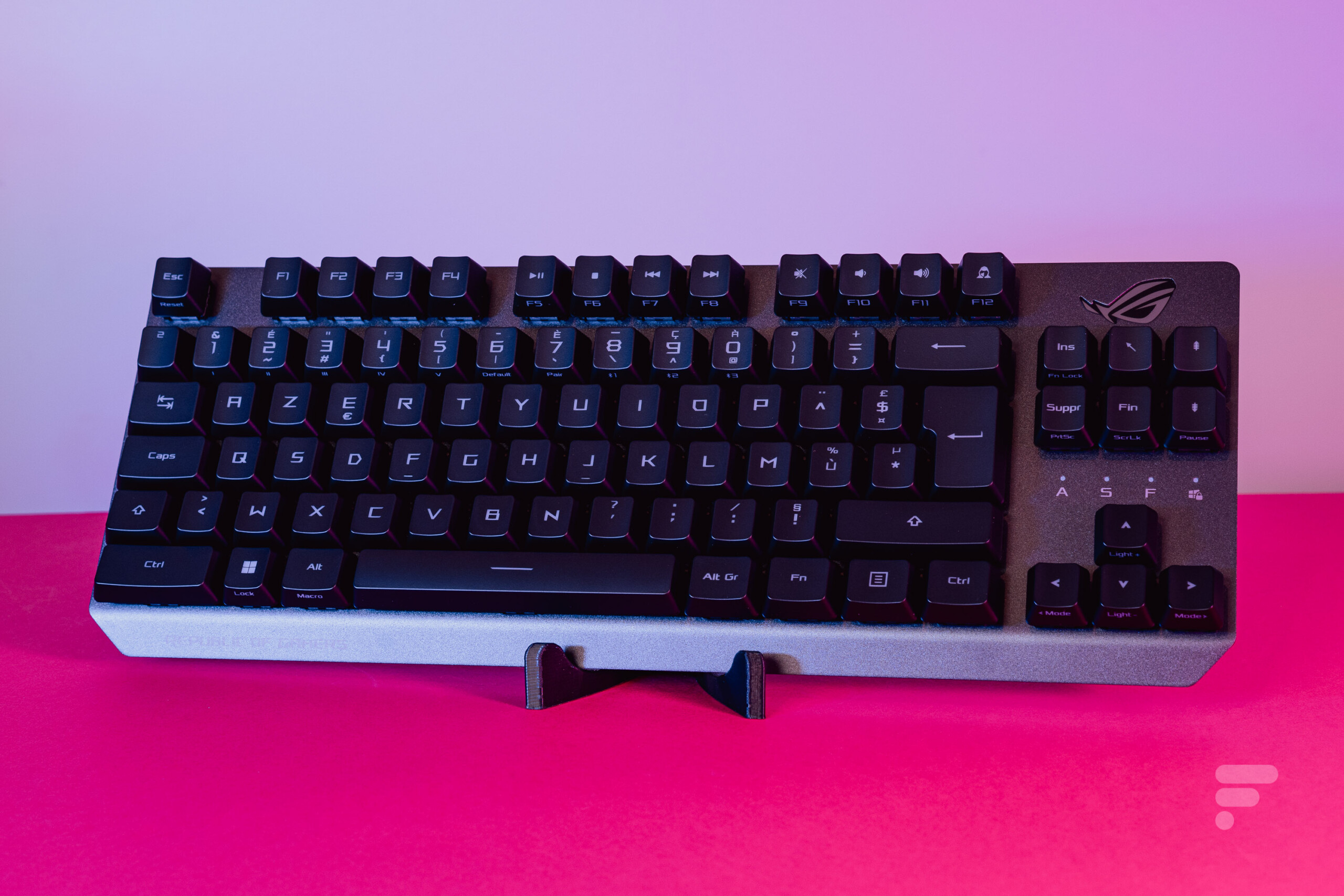 https://images.frandroid.com/wp-content/uploads/2022/05/asus-rog-strix-scope-rx-tkl-wireless-deluxe-11-scaled.jpg