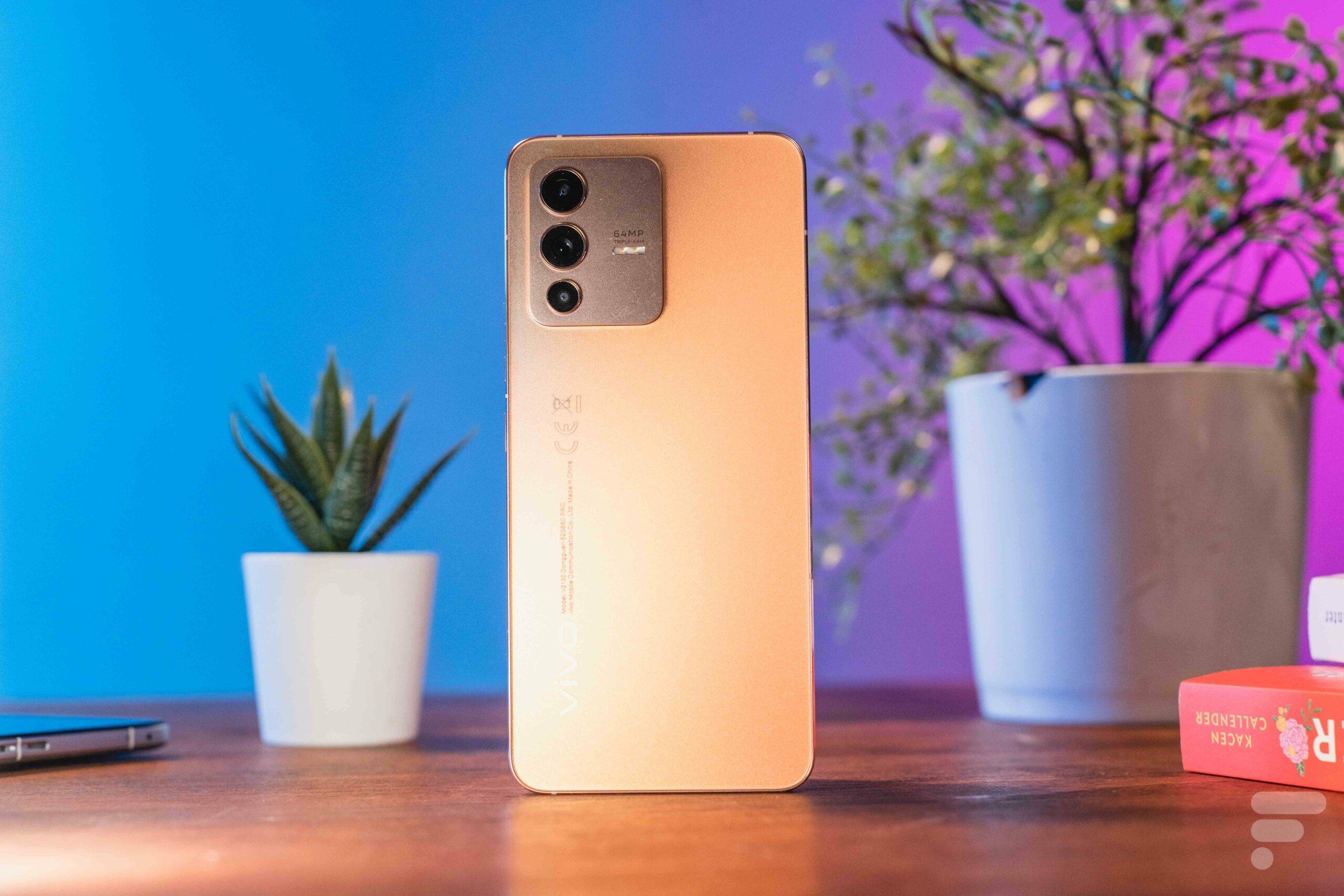 Test Vivo V23 5G - Selfie-Smartphone mit extravagantem Farbspiel