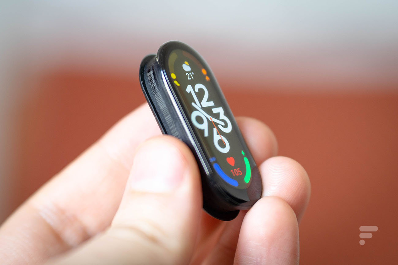 Soldes d'hiver 2021 : le bracelet connecté Fitbit Charge 4 à 129