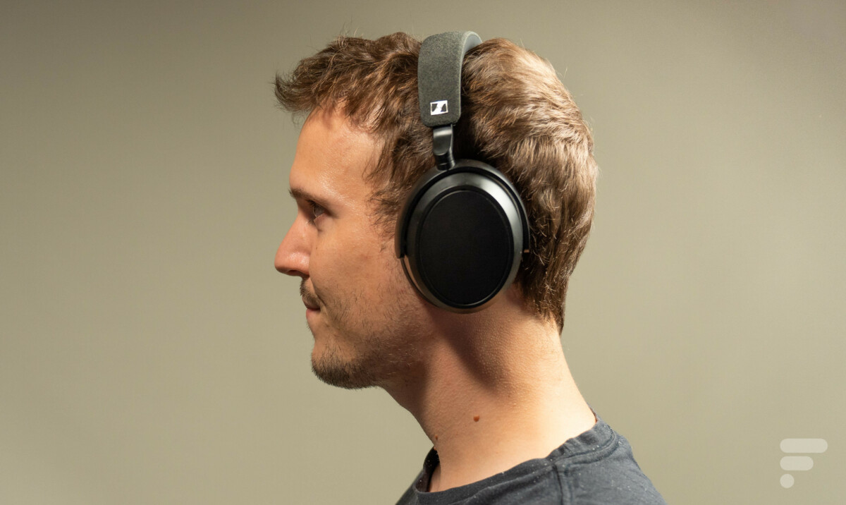 Le Sennheiser Momentum 4 Wireless sur les oreilles
