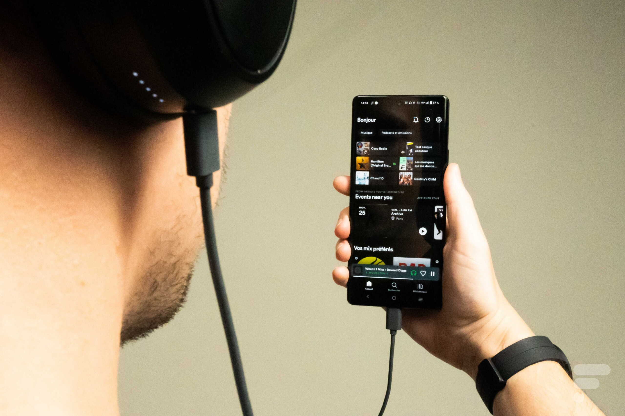 JBL lance un casque et des écouteurs avec un écran pour affronter Apple et  Sony