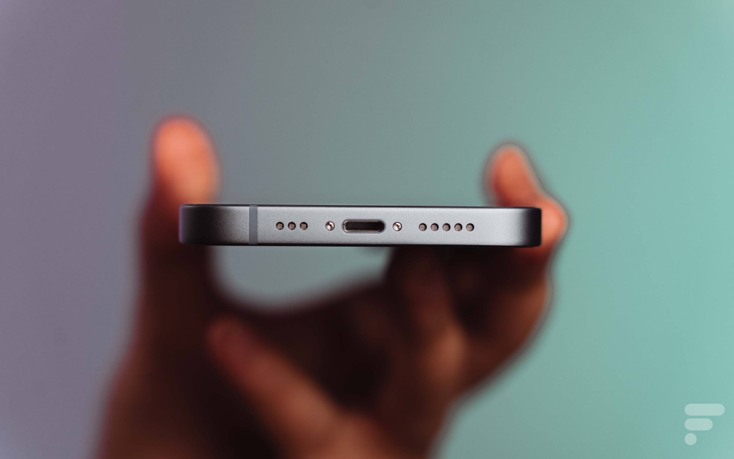 Test de l'iPhone 14 Plus : sa légèreté et sa batterie d'exception sont  d'excellentes surprises - Numerama