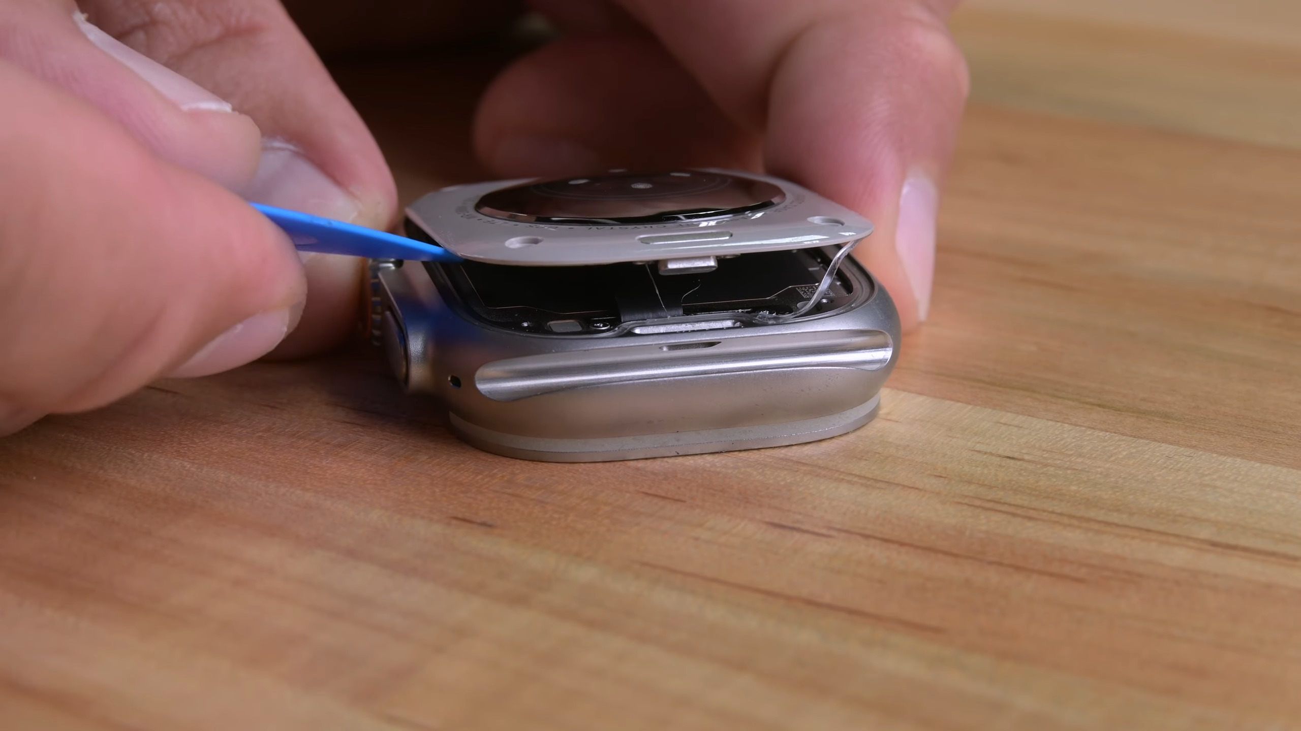 Heureusement que l'Apple Watch Ultra est solide, car elle a un gros souci au démontage