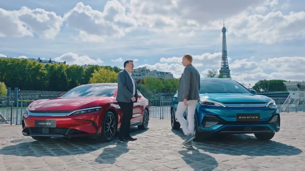 The BYD Han and Atto 3 in front of the Eiffel Tower in Paris