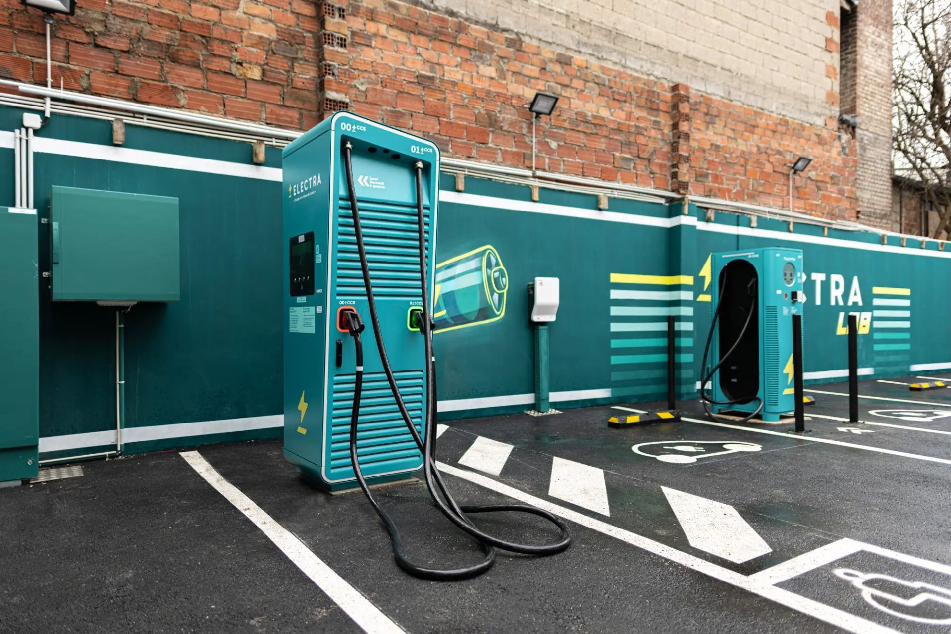 BORNE DE RECHARGE POUR VOITURE ÉLECTRIQUE - WATTI PRO