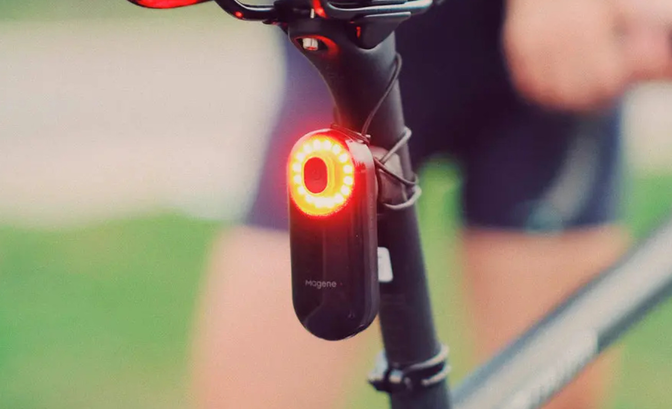 Ce feu arrière pour vélos sert aussi de radar et de rétroviseur