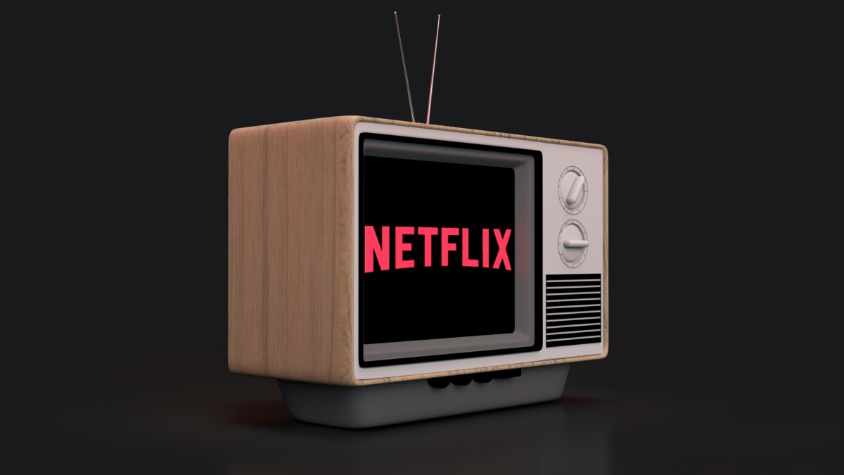Logo Netflix dans un vieux poste TV